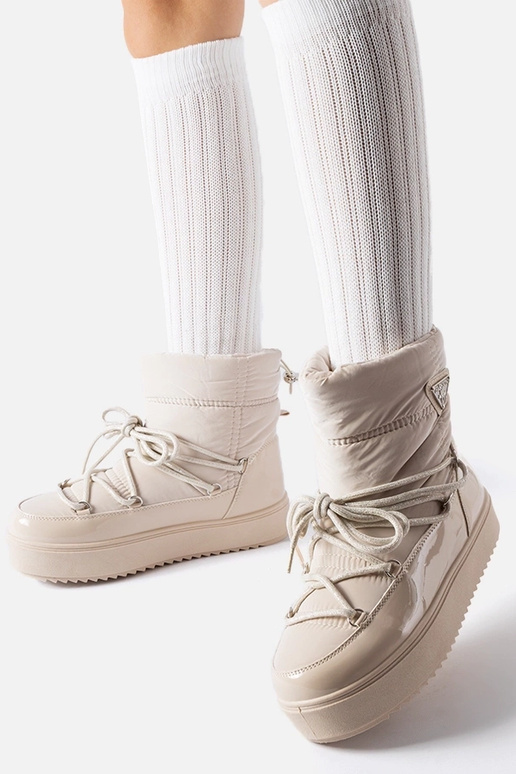 Smėlio spalvos izoliuoti sniego batai...