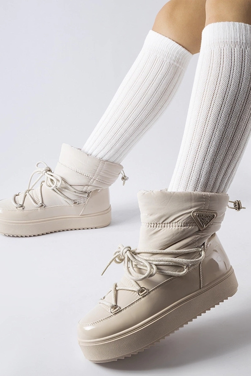 Smėlio spalvos izoliuoti sniego batai...