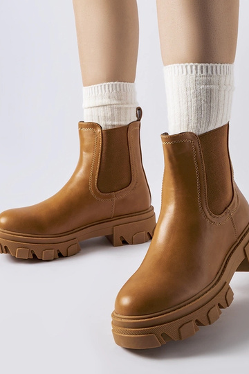 Smėlio spalvos aulinukai...