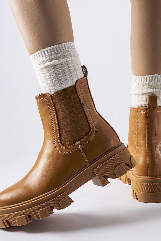 Smėlio spalvos aulinukai ant kulniuko...