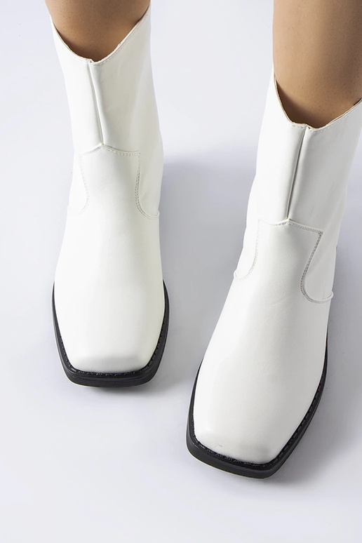 Baltos spalvos izoliuoti kulkšnies...