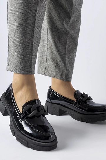 juodi lakiruoti mokasynai...