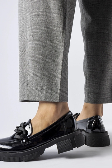 juodi lakiruoti mokasynai... 2