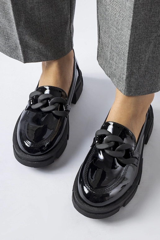 juodi lakiruoti mokasynai su grandine...