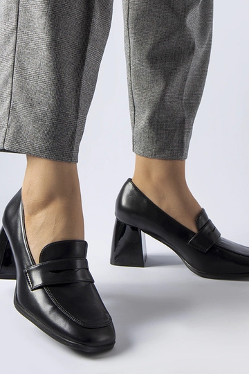 Juodos lakuotos odos pompos...