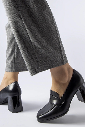 Juodos lakuotos odos pompos... 2