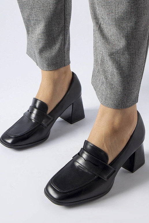 Juodos lakuotos odos pompos Beroide