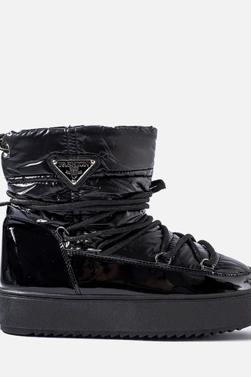 Juodos lakiruotos sniego...