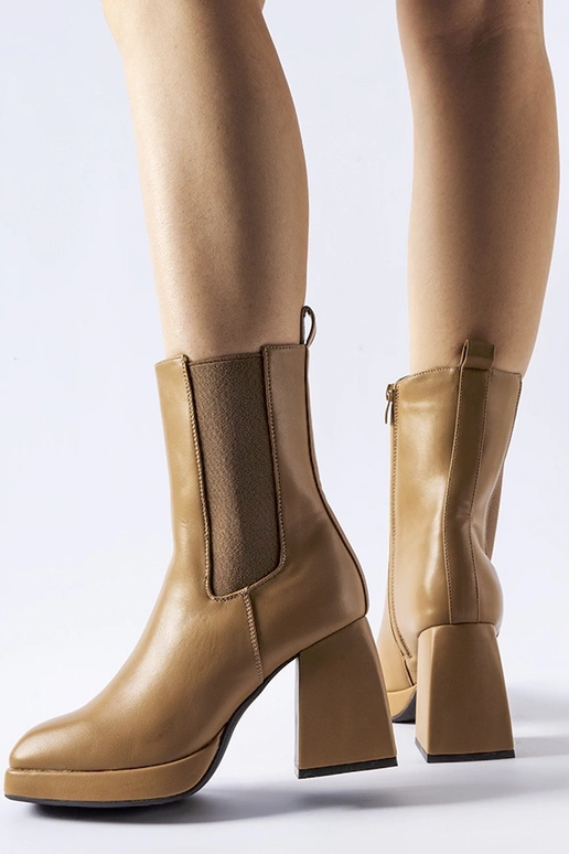 Rudos spalvos izoliuoti batai su...