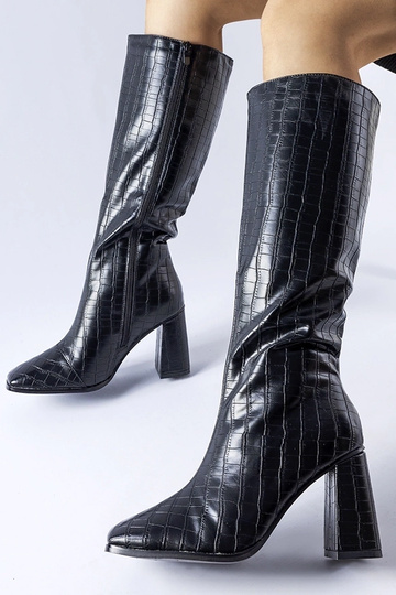 Juodi šiltinami auliniai...