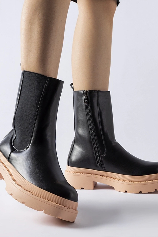 Juodi auliniai batai šviesiai...