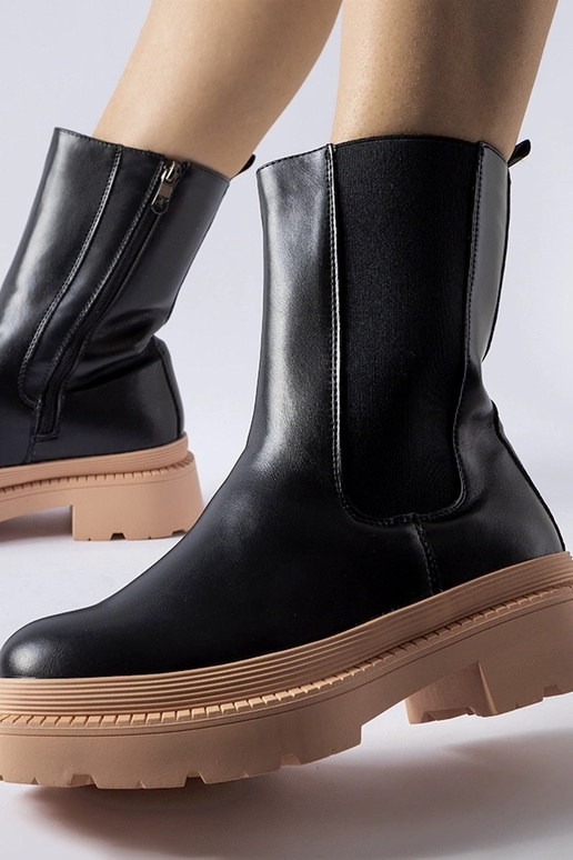 Juodi auliniai batai šviesiai...