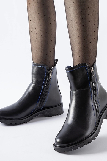 Nereos juodi botai su...