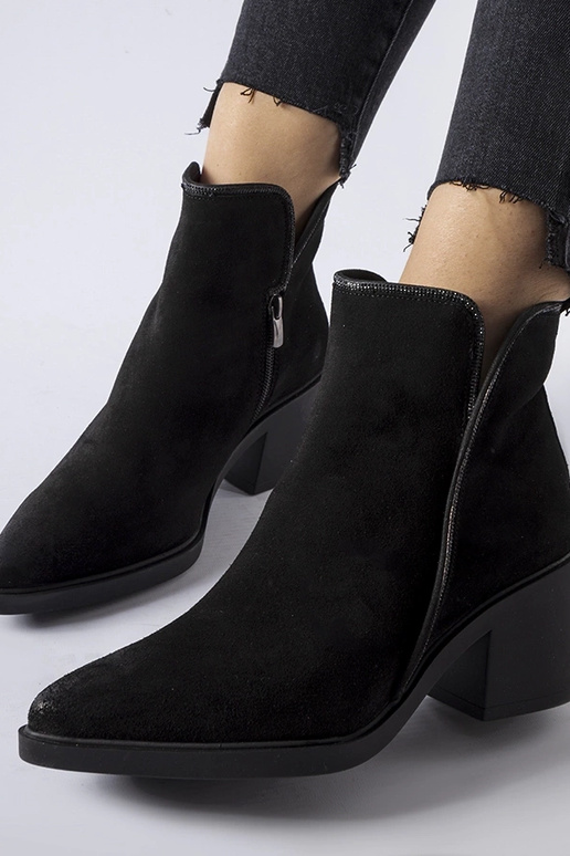 Karino juodi zomšiniai botai ant...