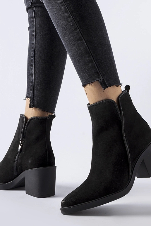 Karino juodi zomšiniai botai ant...