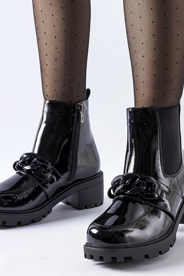 Juodi lakuotos odos...