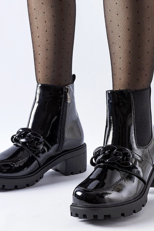 Juodi lakuotos odos izoliuoti batai...