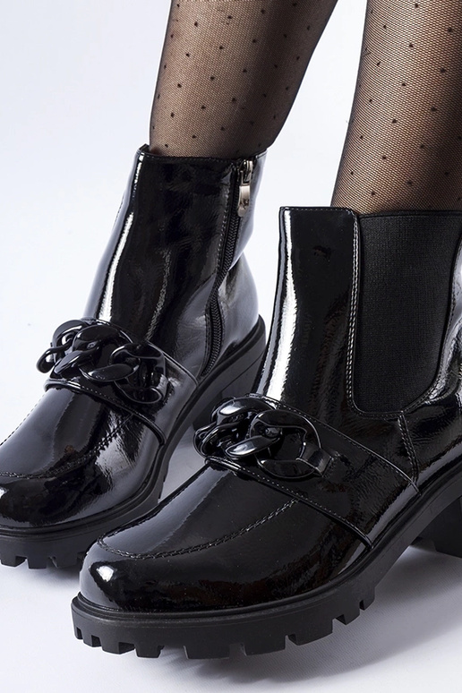 Juodi lakuotos odos izoliuoti batai...