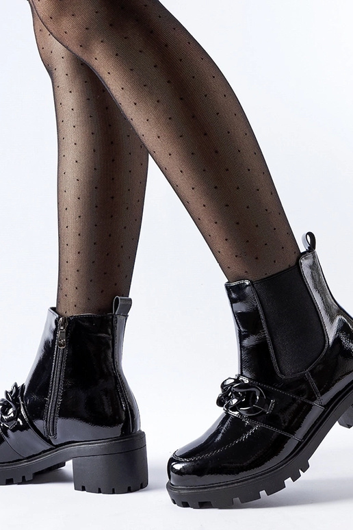 Juodi lakuotos odos izoliuoti batai...