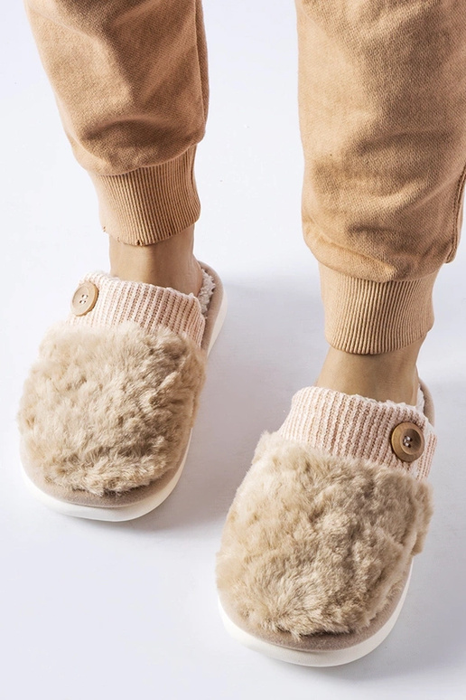 Smėlio spalvos izoliuotos šlepetės...