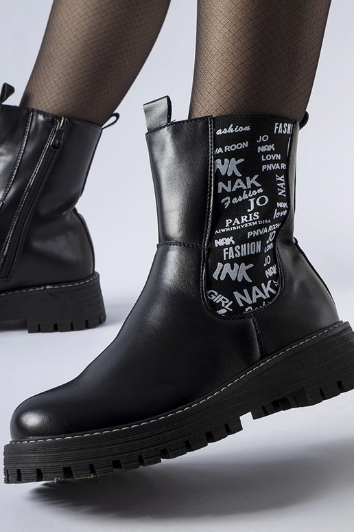 Juodi izoliuoti batai su Barbena užrašu Juodi izoliuoti batai su Barbena užrašu