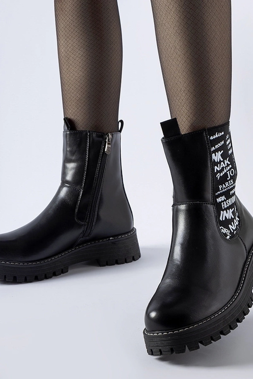 Juodi izoliuoti batai su Barbena užrašu Juodi izoliuoti batai su Barbena užrašu