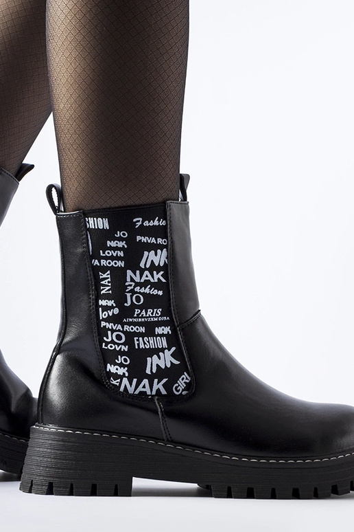 Juodi izoliuoti batai su Barbena užrašu Juodi izoliuoti batai su Barbena užrašu