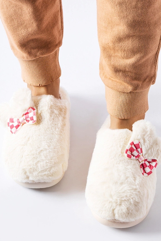 Baltos izoliuotos moteriškos šlepetės...