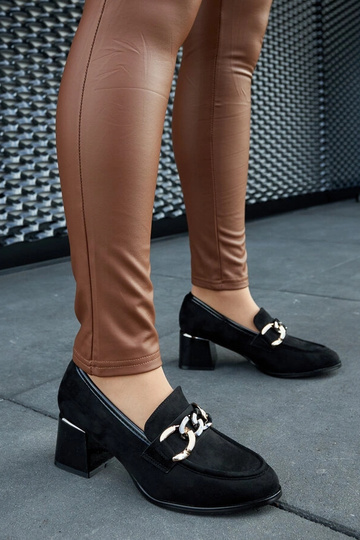 Juodi bateliai ant blokinio...