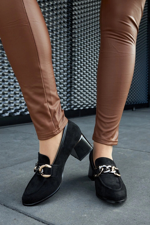 Juodi bateliai ant blokinio kulno iš... Juodi bateliai ant blokinio kulno iš...