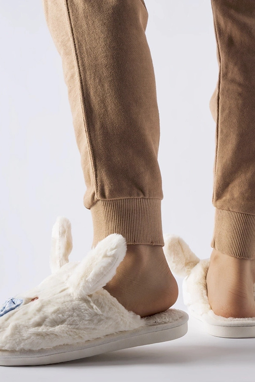 Baltos šlepetės su ausytėmis ir... Baltos šlepetės su ausytėmis ir...