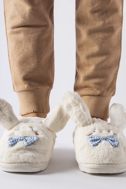 Baltos šlepetės su ausytėmis ir... Baltos šlepetės su ausytėmis ir...