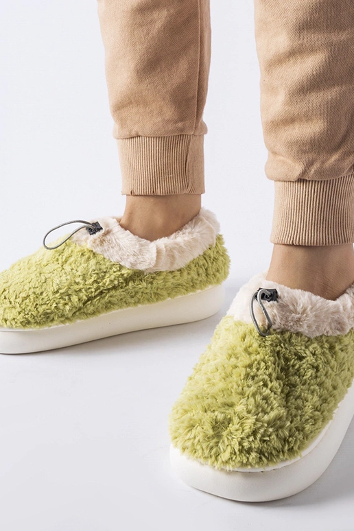 Žalios šiltos šlepetės uždaru kulnu...