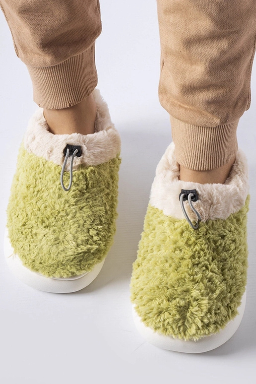 Žalios šiltos šlepetės uždaru kulnu...