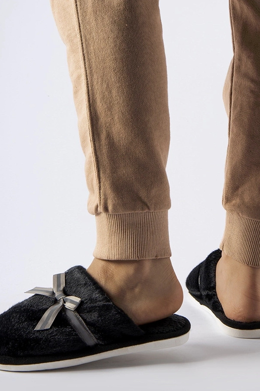 Juodos šiltos šlepetės su lankeliu...