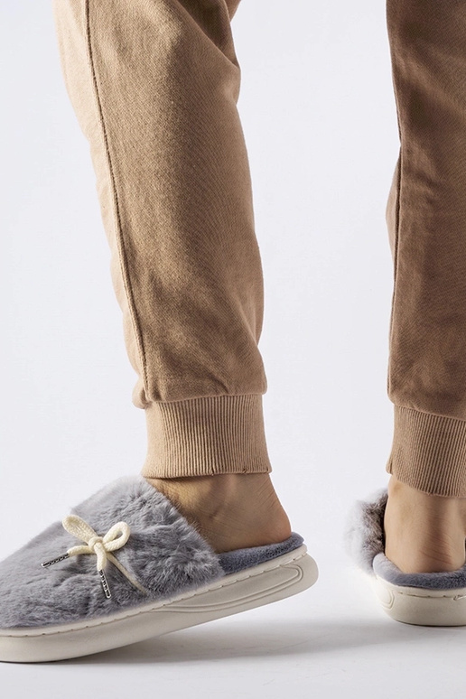 Pilkos šlepetės su dekoratyvine...