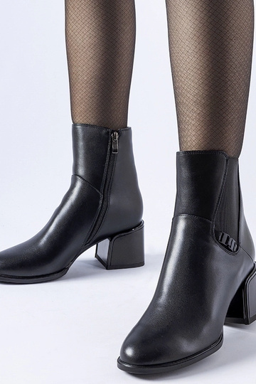 Juodi izoliuoti kulkšnies...