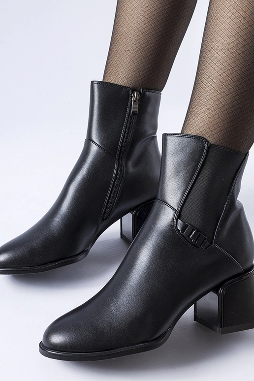 Juodi izoliuoti kulkšnies batai su...