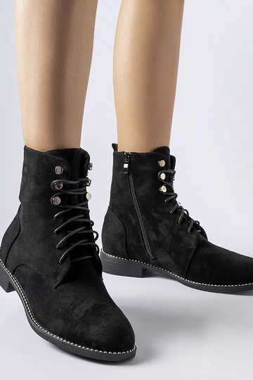 Juodi izoliuoti batai iš...