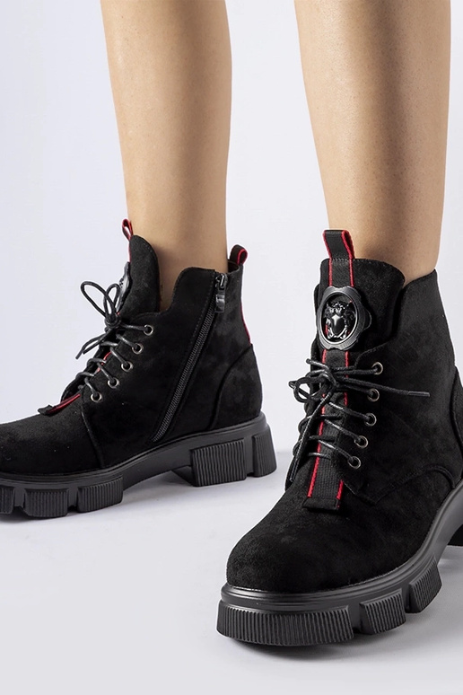 Juodi aulinukai su raudona apdaila... Juodi aulinukai su raudona apdaila...