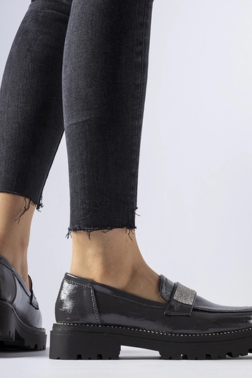 Tamsiai pilki lakuoti...