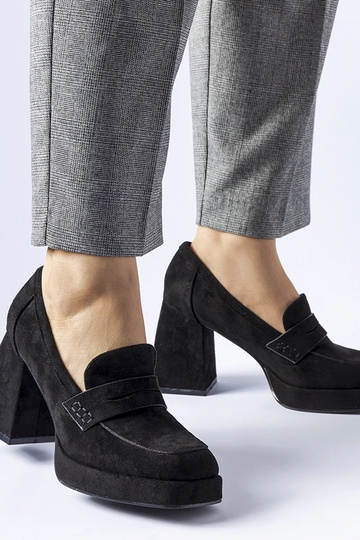 Juodi bateliai ant aukšto...