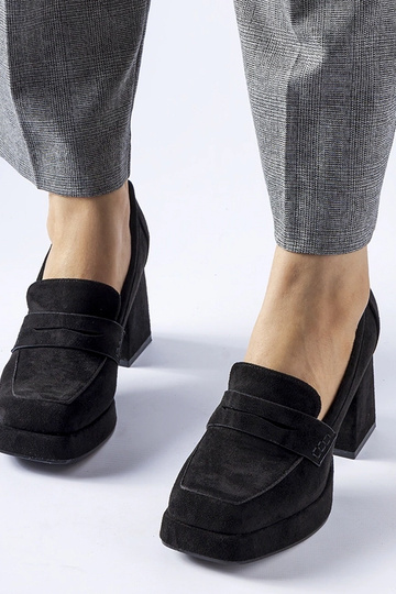 Juodi bateliai ant aukšto... 2