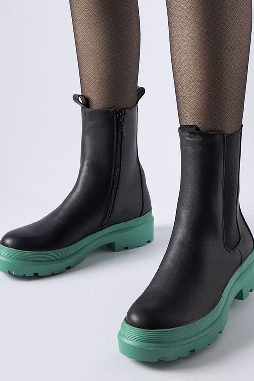 Juodi auliniai batai žaliais padais...