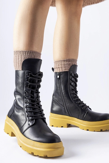 Quennie juodi žygio batai...