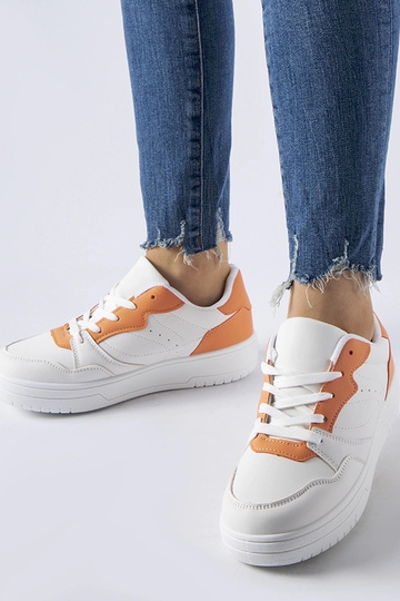 Balti batai su oranžiniu...