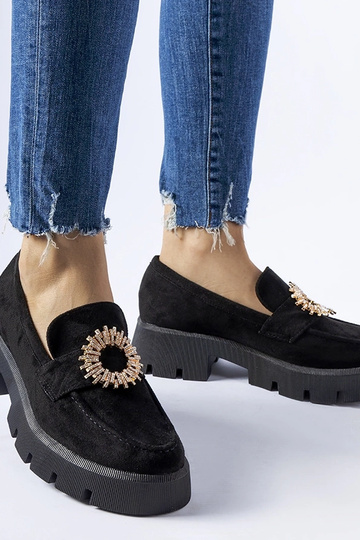 Juodi batukai puošti...