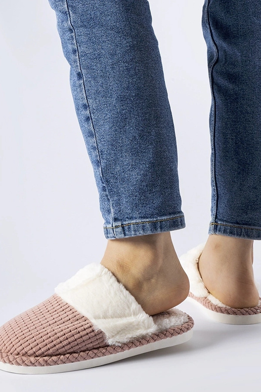 Smulkesnės rožinės šiltos šlepetės Smulkesnės rožinės šiltos šlepetės