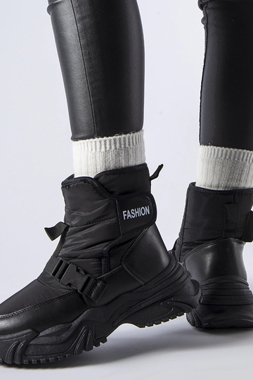 Juodi izoliuoti sniego... 2