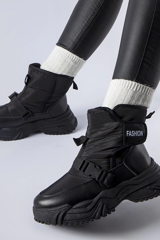 Juodi izoliuoti sniego batai su... Juodi izoliuoti sniego batai su...